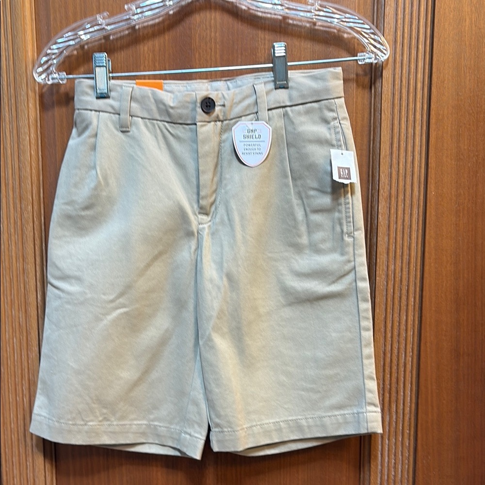 GAP Kids Pleated Khaki uniform Shorts. Boys size 8. NWT